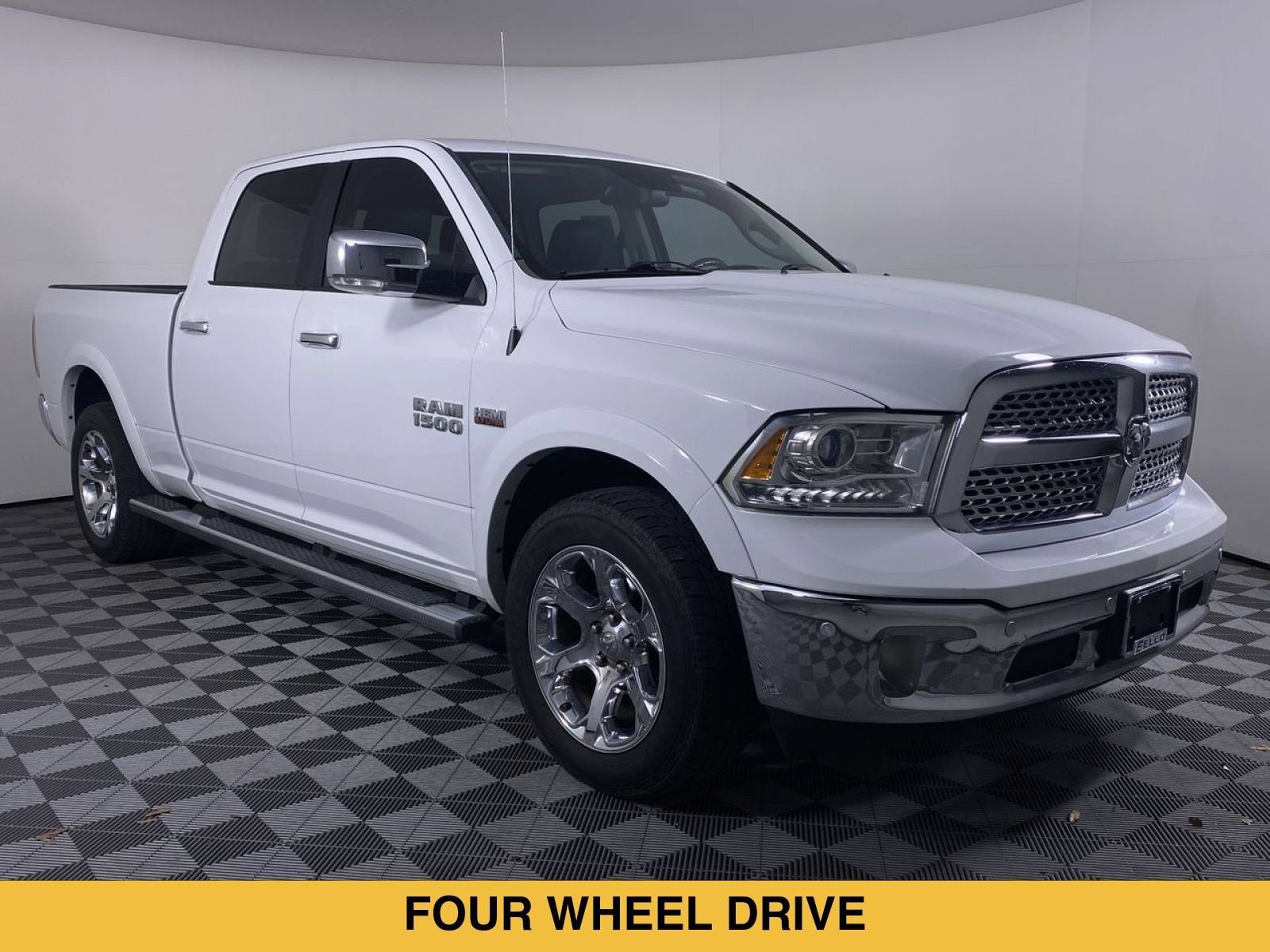 2017 RAM 1500 Laramie Crew Cab 4x4 6'4" Box