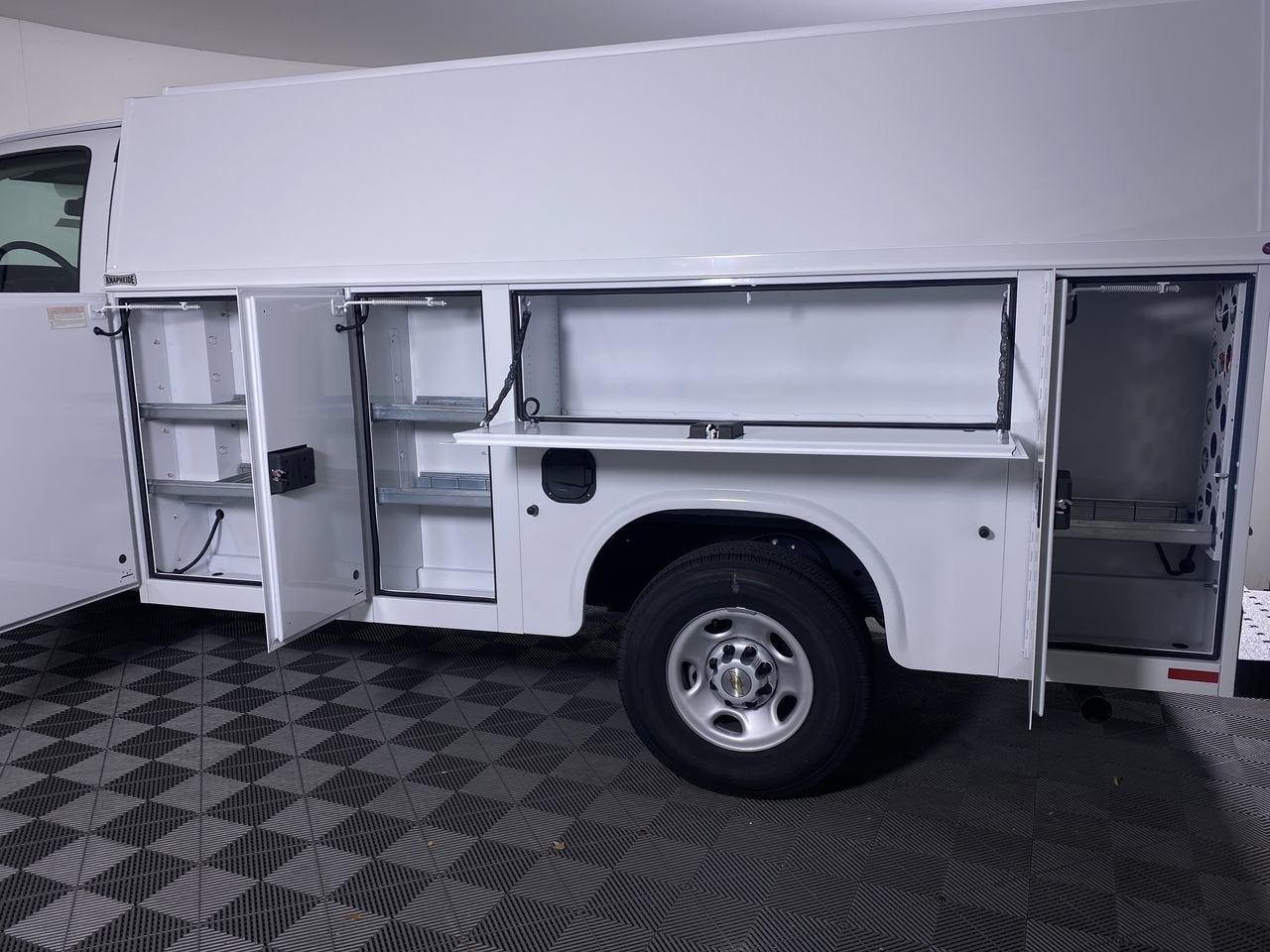 2025 Chevrolet Express Cutaway 3500 1WT