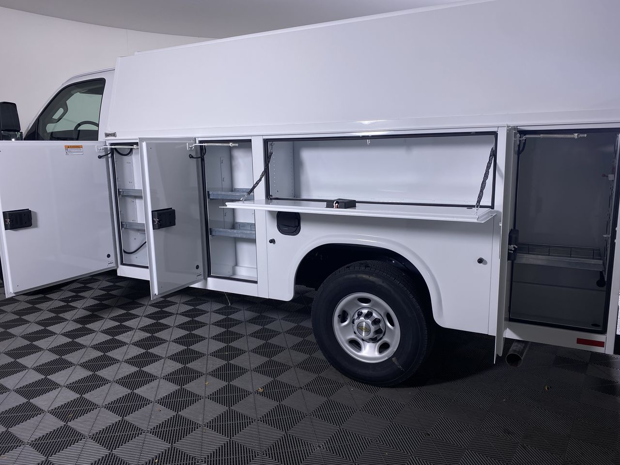 2025 Chevrolet Express Cutaway 3500 1WT