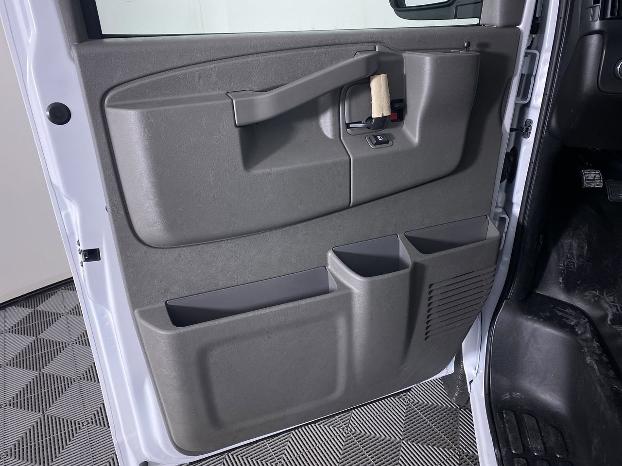 2025 Chevrolet Express Cargo 3500 WT