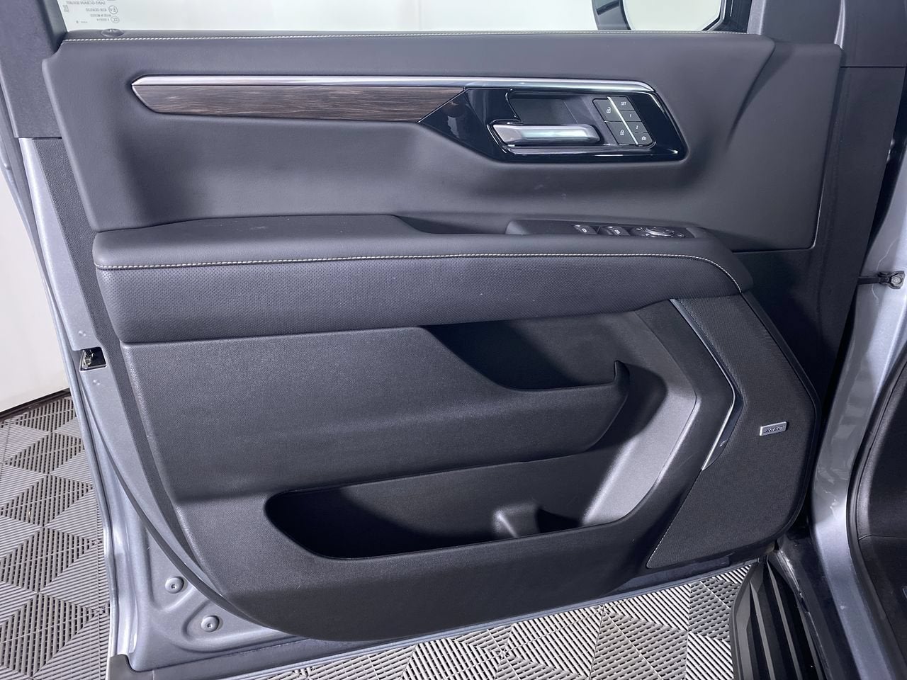 2025 Chevrolet Suburban Premier - Photo 11