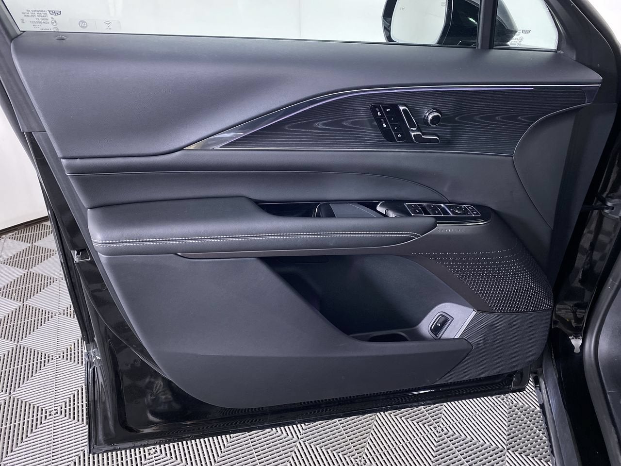 2024 Cadillac LYRIQ Luxury 1