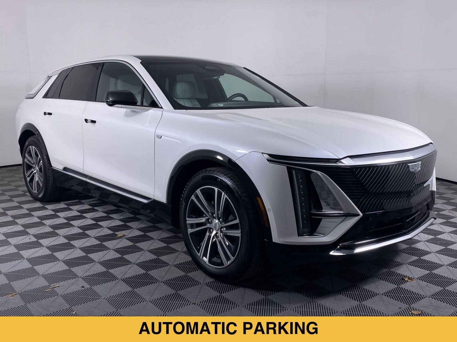2024 Cadillac LYRIQ Luxury 1