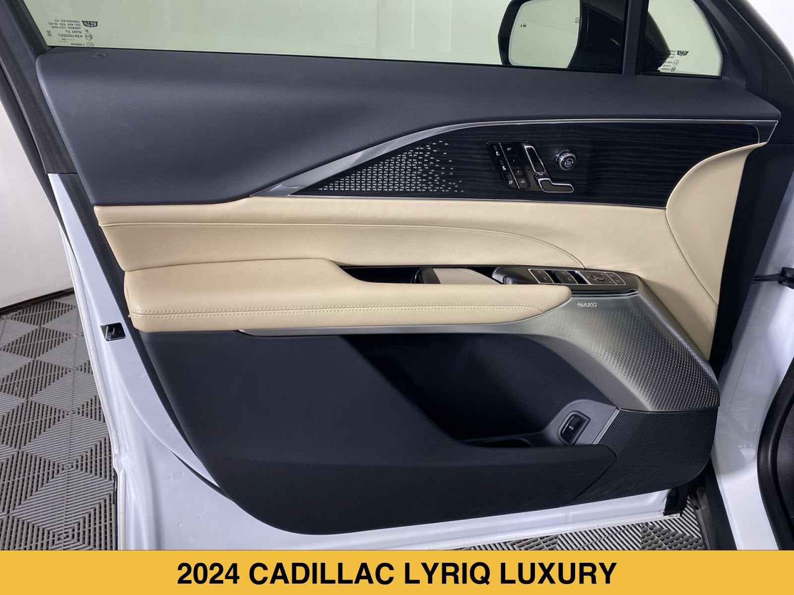 2024 Cadillac LYRIQ Luxury 3