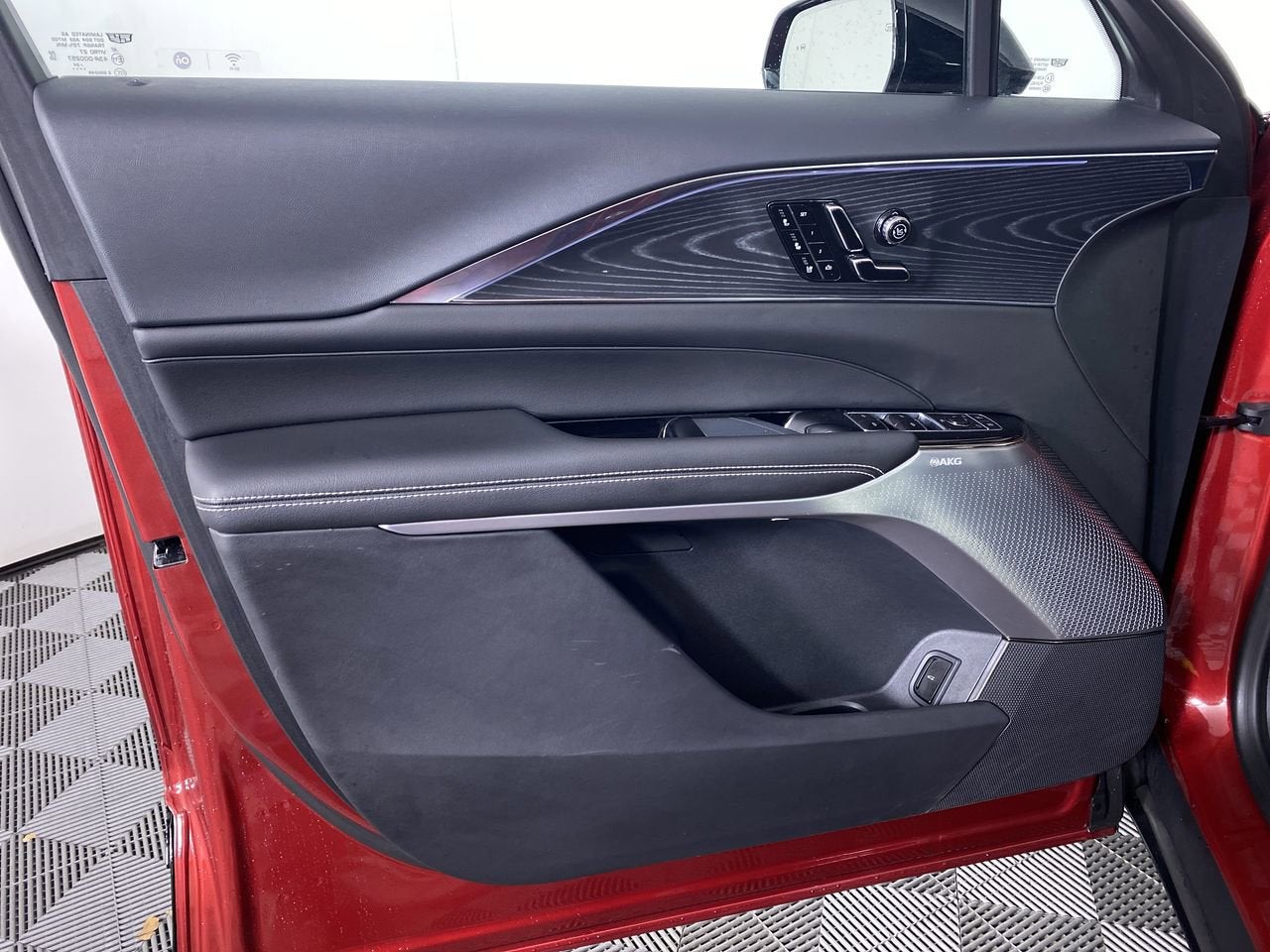 2024 Cadillac LYRIQ Luxury 3