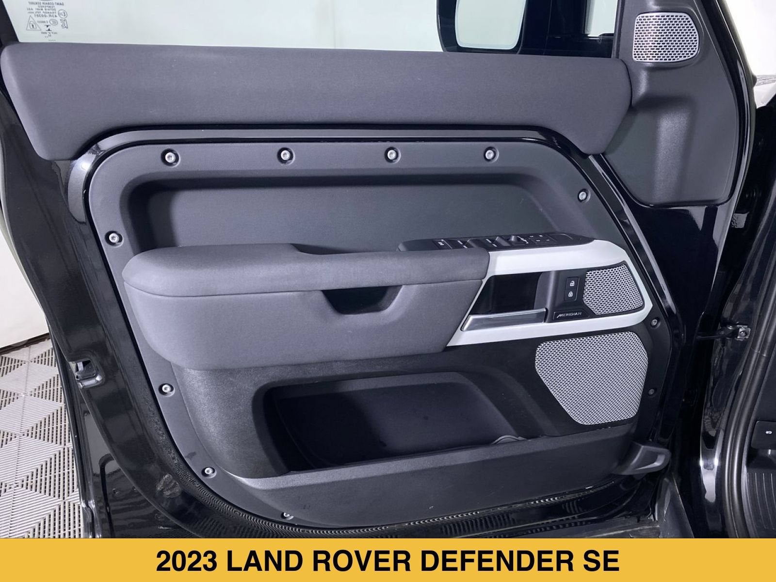 2023 Land Rover Defender SE